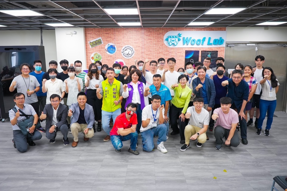 眾多高雄市議員參訪當地投入AI智慧應用事業的企業。 圖：林岱樺服務處提供