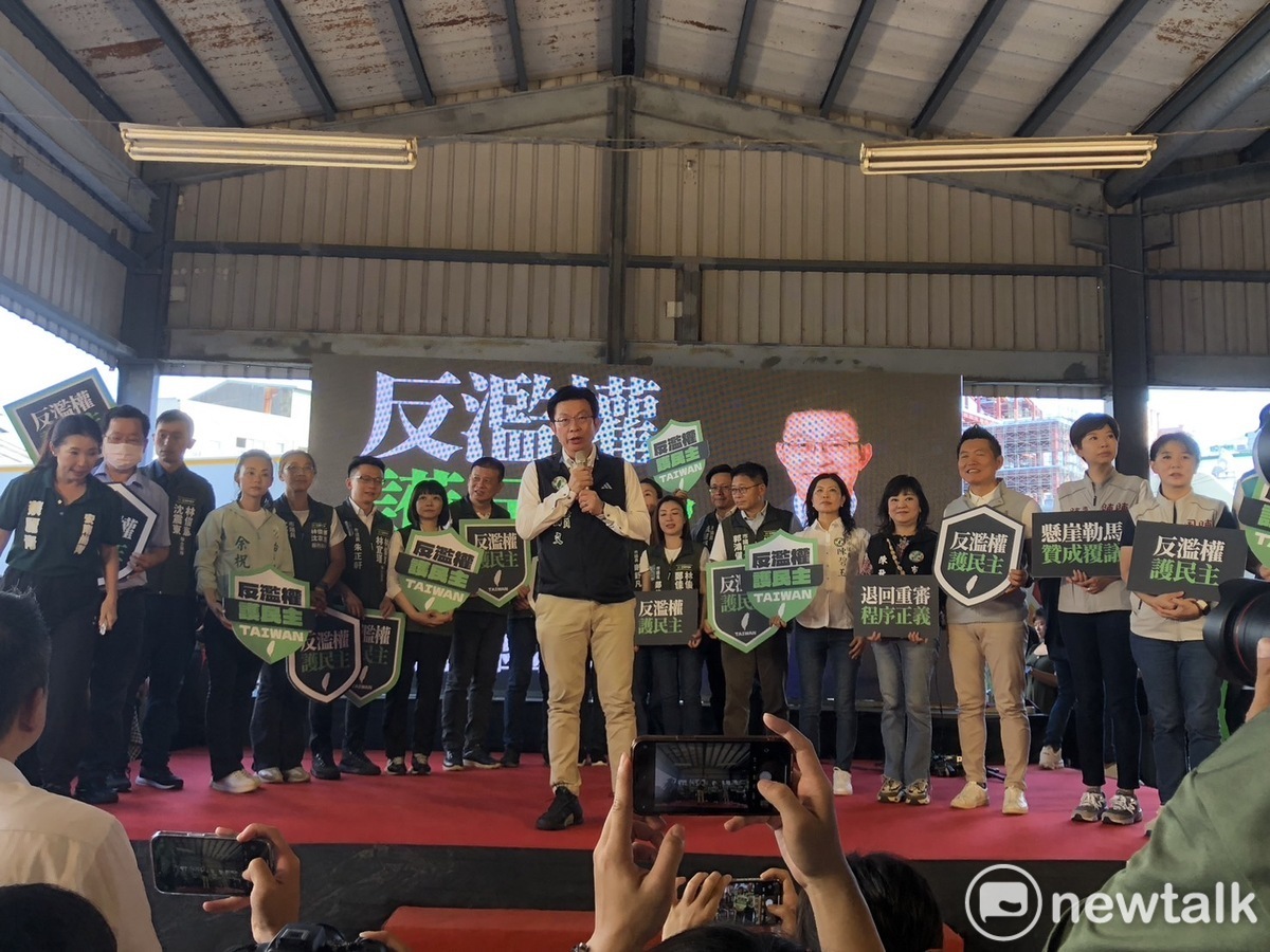 民進黨台南市黨部在關帝殿舉行「反濫權、護民主」行動座談會，湧入近2千民眾手持「反對國會濫權」標語相挺，大嗆國、眾兩黨聯手擴權，毀憲亂政，未來還有財政收支劃分法、黨產條例等都想要奪權搶錢，要有延長戰線的準備，隨時需要上街頭和賴清德總統站在一起，也請青鳥朋友持續給力抗藍白多數暴力的力量。 圖：黃博郎 ／攝