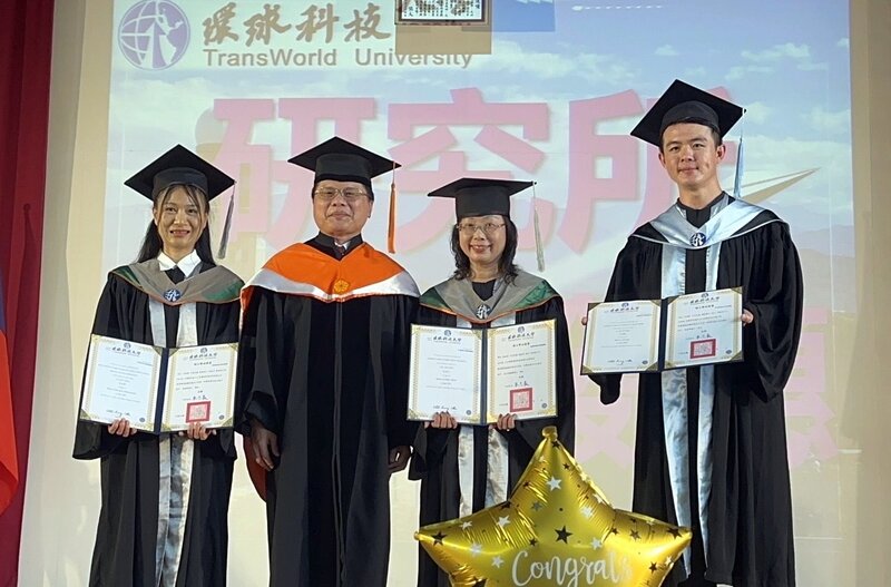 環球科技大學15日下午舉辦正式退場前的最後一屆畢業典禮，代理校長朱志良（左2）表示，希望畢業生能持續發揮環球科大「存誠務實」的校訓精神，心懷坦誠、講究實際，更要秉持誠心待人、盡心盡力做事。 圖：中央社提供/黃國芳攝