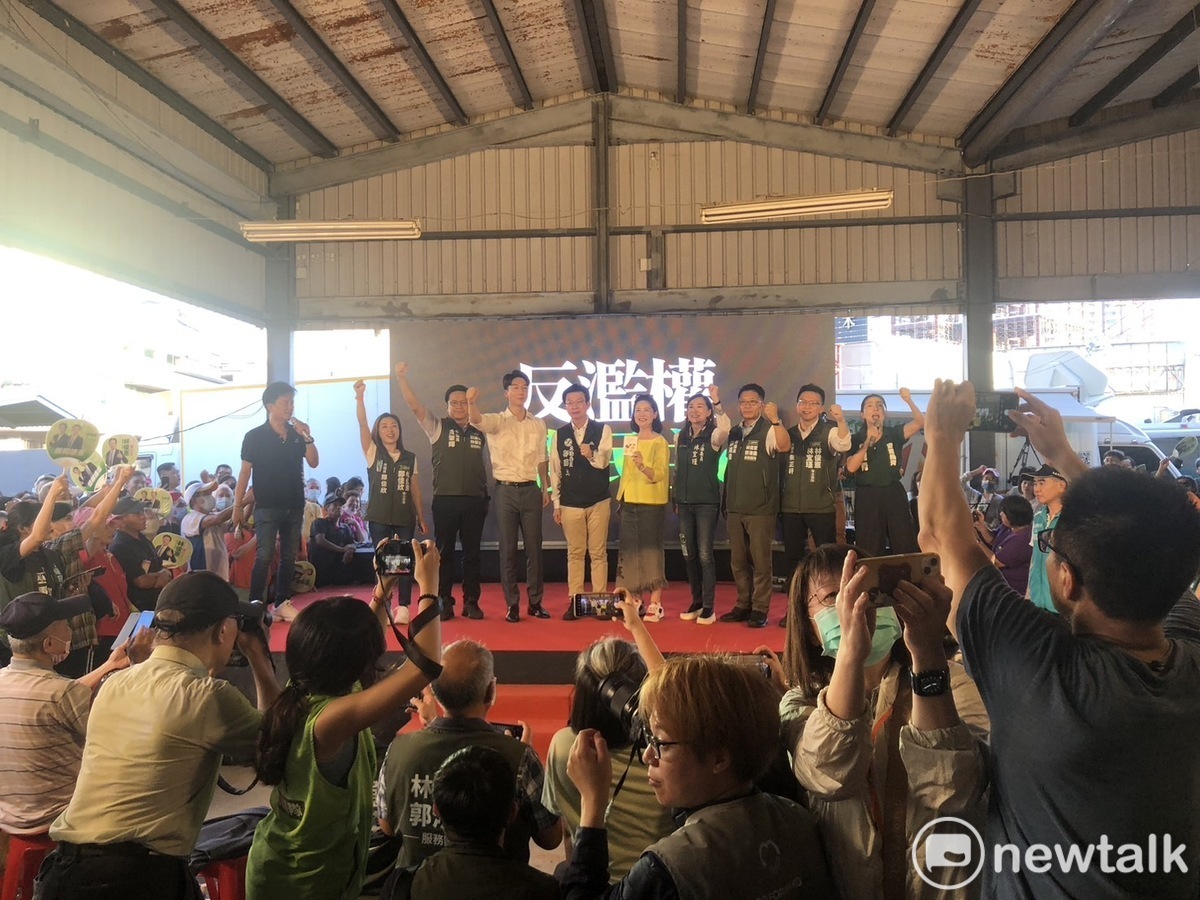 民進黨台南市黨部在關帝殿舉行「反濫權、護民主」行動座談會，湧入近2千民眾手持「反對國會濫權」標語相挺，大嗆國、眾兩黨聯手擴權，毀憲亂政，未來還有財政收支劃分法、黨產條例等都想要奪權搶錢，要有延長戰線的準備，隨時需要上街頭和賴清德總統站在一起，也請青鳥朋友持續給力抗藍白多數暴力的力量。 圖：黃博郎 ／攝