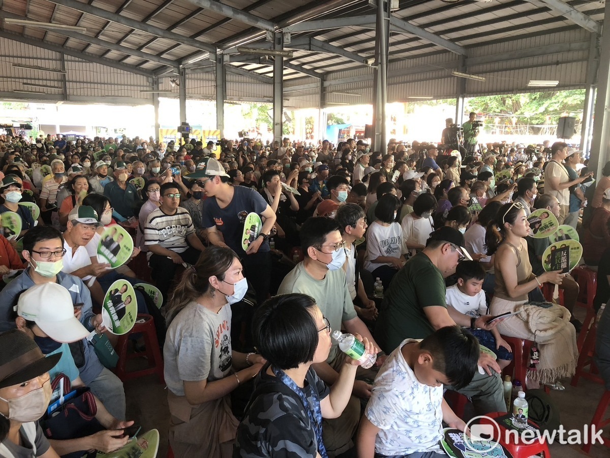 民進黨台南市黨部在關帝殿舉行「反濫權、護民主」行動座談會，湧入近2千民眾手持「反對國會濫權」標語相挺，大嗆國、眾兩黨聯手擴權，毀憲亂政，未來還有財政收支劃分法、黨產條例等都想要奪權搶錢，要有延長戰線的準備，隨時需要上街頭和賴清德總統站在一起，也請青鳥朋友持續給力抗藍白多數暴力的力量。 圖：黃博郎 ／攝