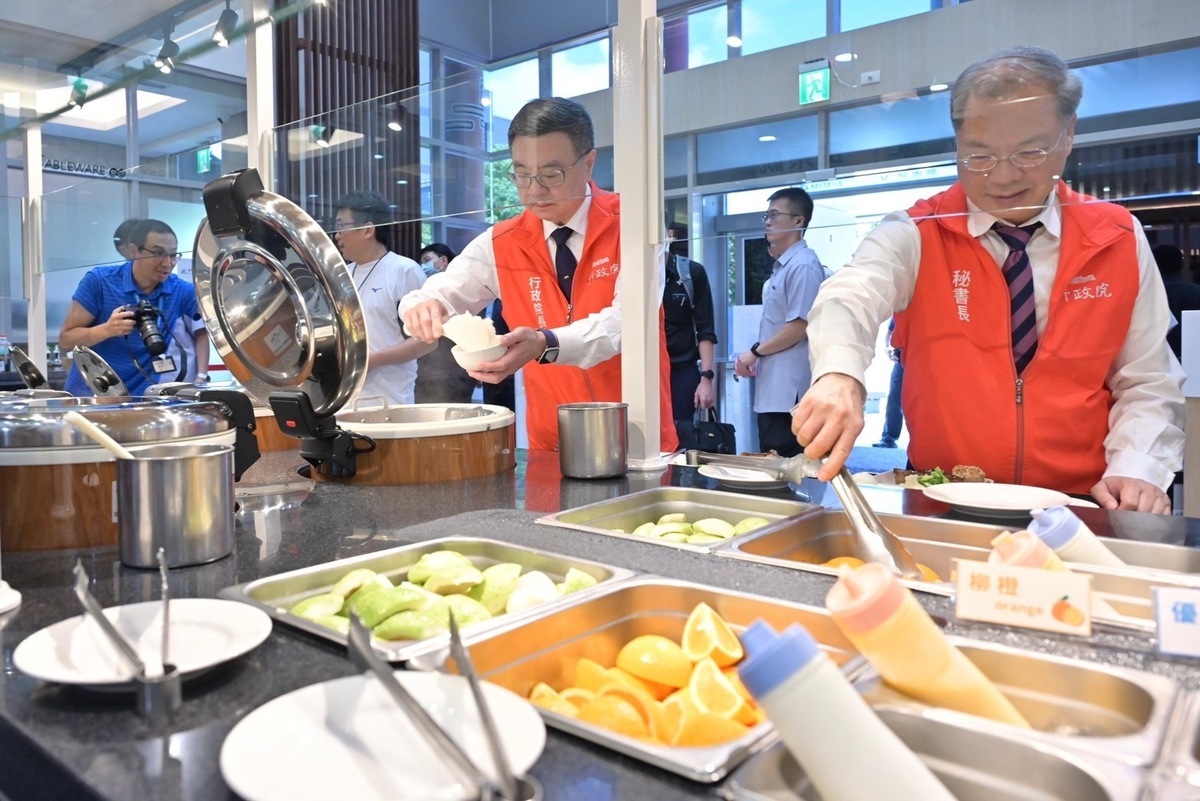 卓榮泰(中)體驗國訓中心的伙食。 圖：行政院/提供