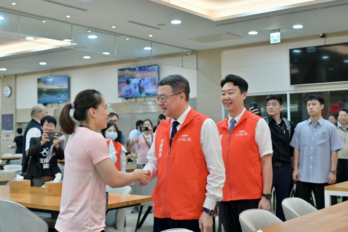 卓榮泰(左二)與舉重選手郭婞淳(左一)握手致意。 圖：行政院/提供