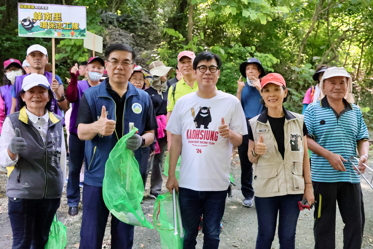 陳其邁(前排中)邀彭啓明(前排左二)與環保志工及民眾一起淨山、健行。 圖：高雄市環保局/提供