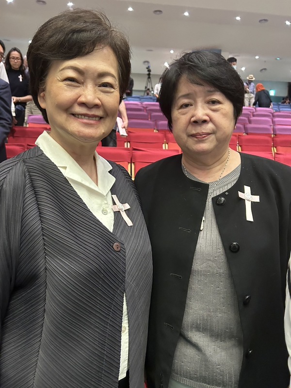 前立委周慧瑛（左）和前省台中市長張溫鶯出席黃昭凱追思會。 圖：邱萬興攝