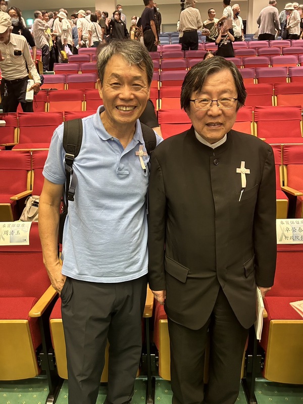民進黨新境界文教基金會副董事長邱義仁（右）與民主運動攝影家邱萬興出席同志黃昭凱告別式。 圖：邱萬興提供