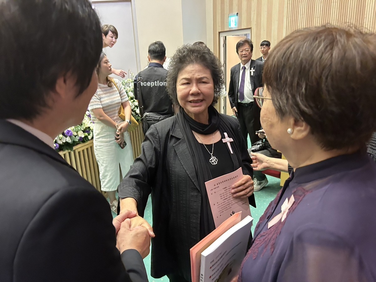 監察院長陳菊出席同志黃昭凱告別式，向黃昭凱家屬致意。 圖：邱萬興攝