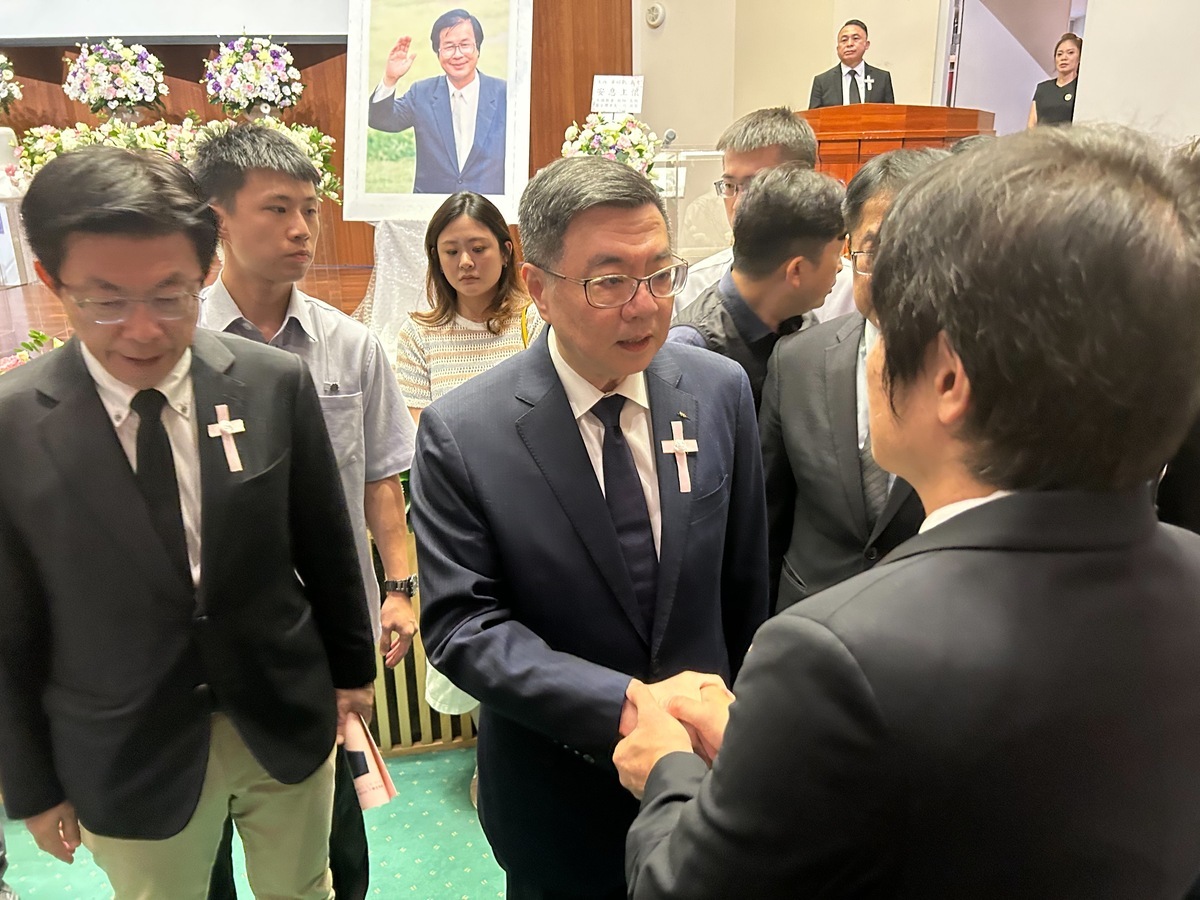 行政院長卓榮泰代表賴傯統出席同志黃昭凱告別式，並向黃昭凱家屬致意。 圖：邱萬興攝