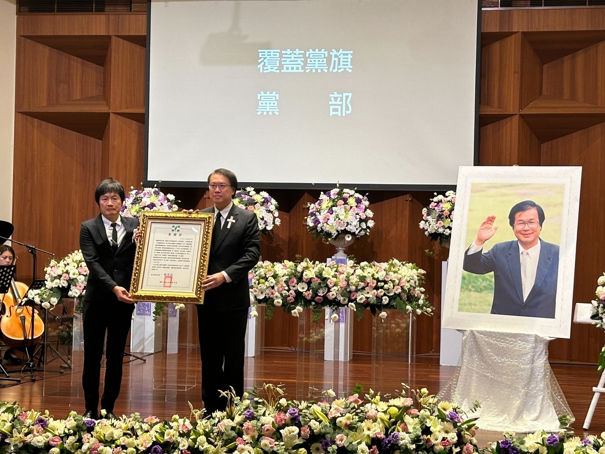 民進黨故中執委黃昭凱告別式，黨秘書長代表民進黨覆蓋黨旗表彰他一生對民主運動的貢獻。 圖：邱萬興攝