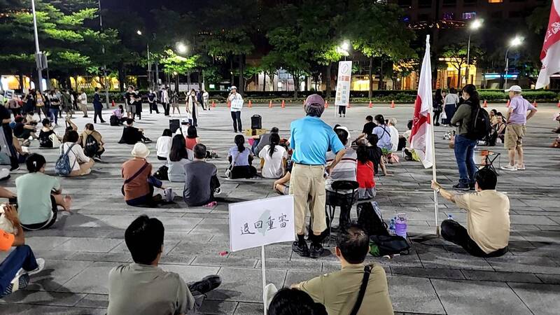 立法院21日將進行國會職權修法覆議案表決，台中市政府前廣場15日晚間劇集許多民眾，延續響應「青鳥行動」，現場有人高舉「退回重審」標語。 圖：中央社（民眾提供）
