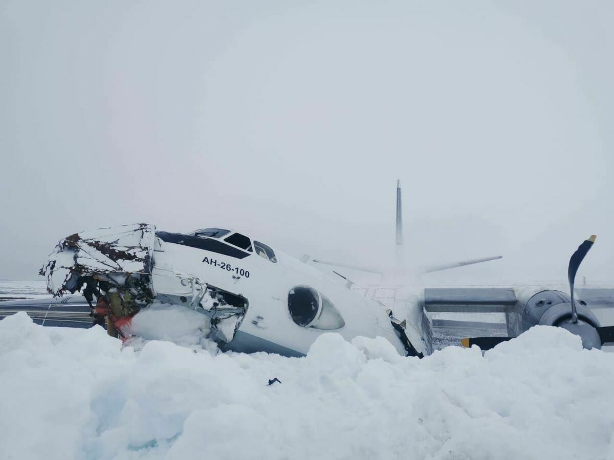 俄羅斯烏塔航空（Utair）墜機，機身斷成兩截，但機上41人竟全數奇蹟生還。 圖/取自X平台@utair