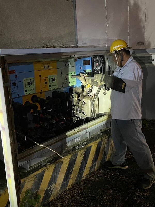 台電回應，目前已調查原因，琉球有條海底電纜故障，已啟動備用發電機，全數復電。 圖：翻攝自周春米臉書