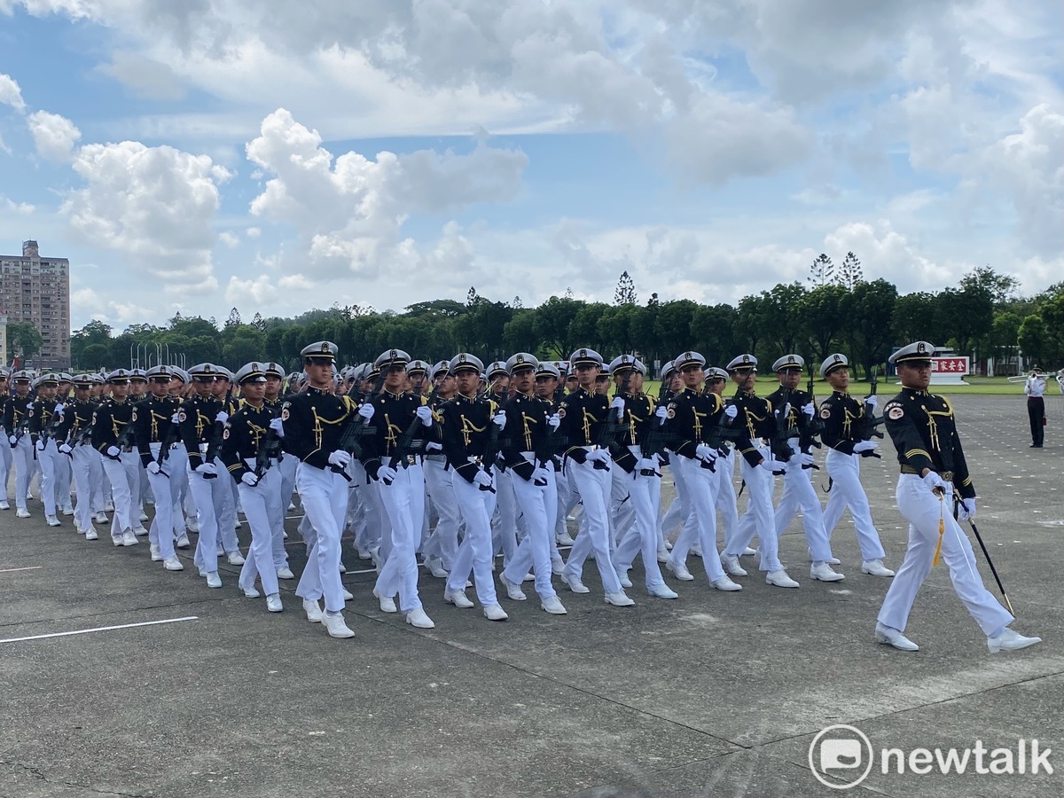 黃埔軍校百年校慶，學生參與分列式並「踢正步」，由於國防部長顧立雄已宣布，國軍包含軍校生將不再踢正步，今天正步操演恐成絕響。 圖：周煊惠 / 攝