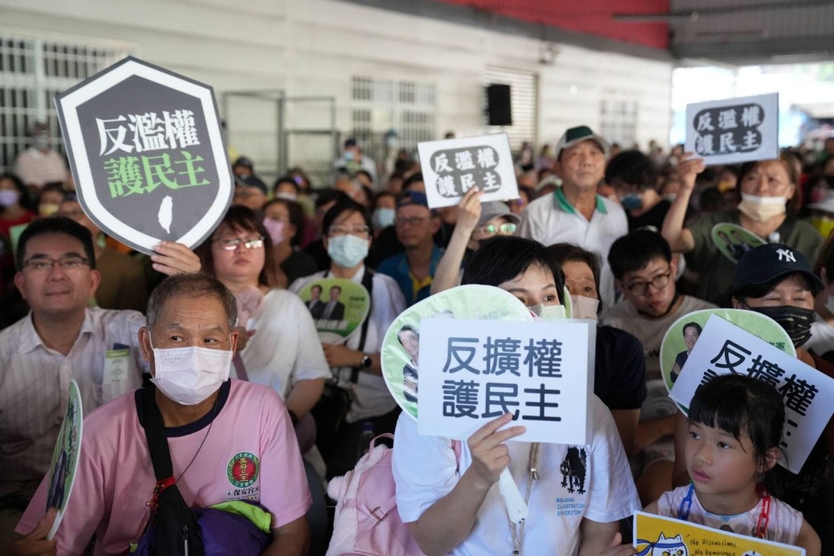 民進黨台南市黨部 15 日下午在東區關帝殿前，舉辦「反擴權、護民主」宣講。 圖：翻攝自林俊憲臉書