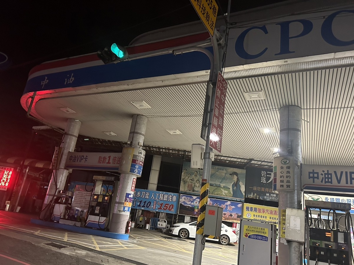 台灣中油公司自明(17)日凌晨零時起汽、柴油價格各調降0.1元。 圖：林岑韋／攝