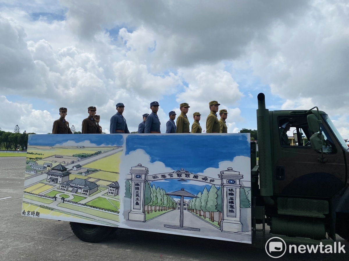 黃埔軍校百年校慶典禮，回顧陸官「黄埔、南京、成都、鳳山」等4時期服飾展車隊。 圖：周煊惠 / 攝