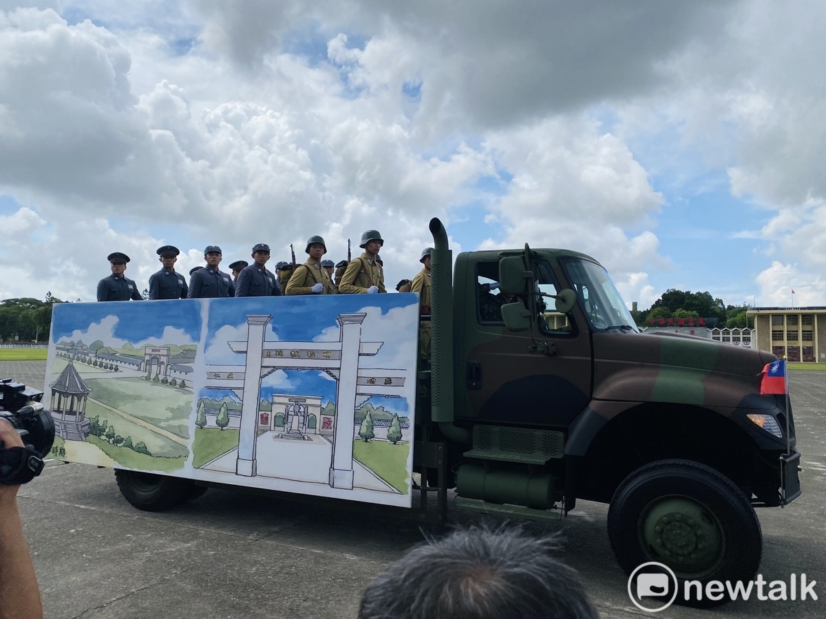 黃埔軍校百年校慶典禮，回顧陸官「黄埔、南京、成都、鳳山」等4時期服飾展車隊。 圖：周煊惠 / 攝