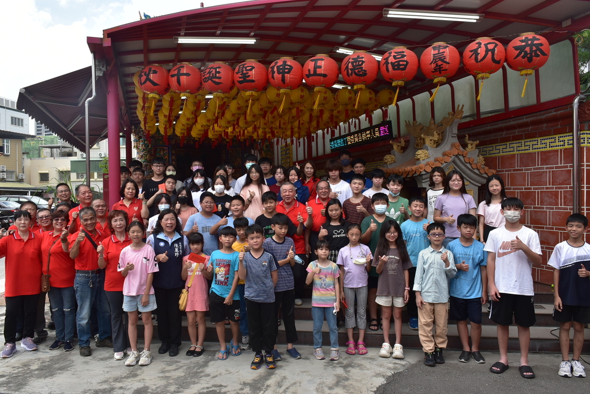 高雄市左營區慈福宮頒發福山里清寒及資優生獎助學金。 圖：孫家銘攝