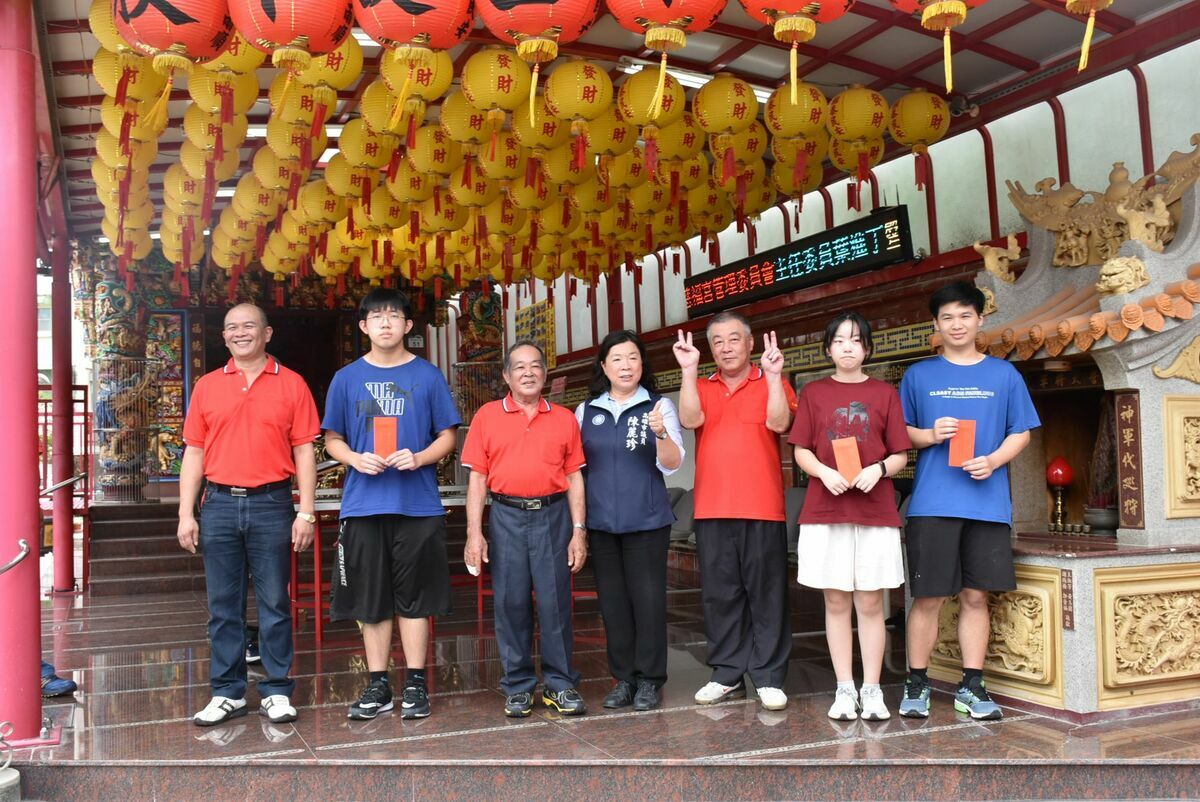陳麗珍(中)、慈福宮主委葉進丁(左三)、總幹事唐瑞麟(右三) 與新莊高中得獎學生合影。 圖：孫家銘攝