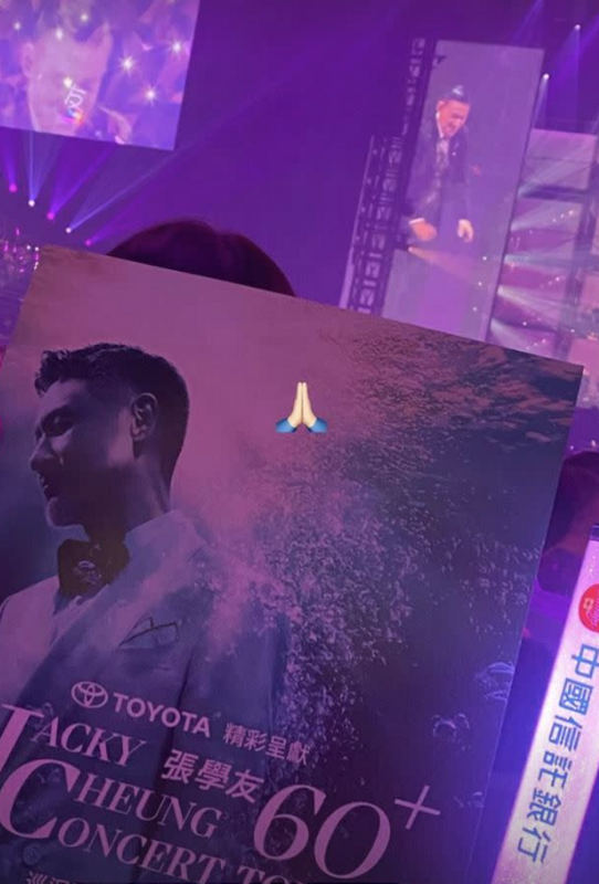 金赫拉在IG上分享最新動態，貼出拿著張學友海報與手燈的照片。 圖：翻攝自金赫拉IG