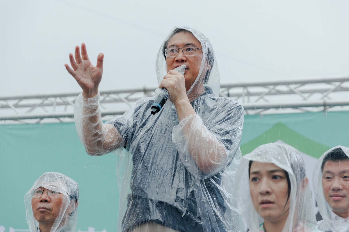 本周末「反濫權、護民主」街頭宣講在全國各地如火如荼展開，今（16）日下午民進黨秘書長林右昌率領多位台北市立委與在地黨公職，在台北市松山慈祐宮前廣場宣講。 圖:民進黨提供