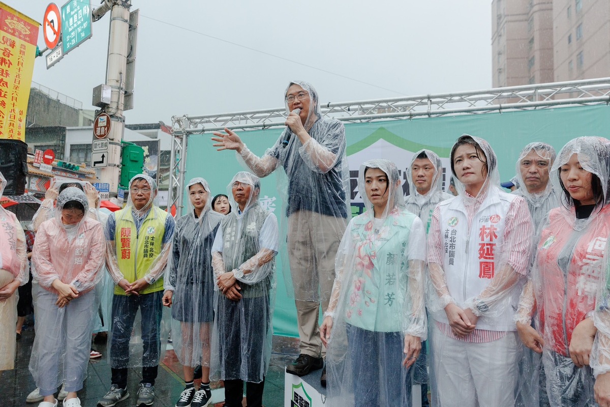 本周末「反濫權、護民主」街頭宣講在全國各地如火如荼展開，今（16）日下午民進黨秘書長林右昌率領多位台北市立委與在地黨公職，在台北市松山慈祐宮前廣場宣講。 圖:民進黨提供