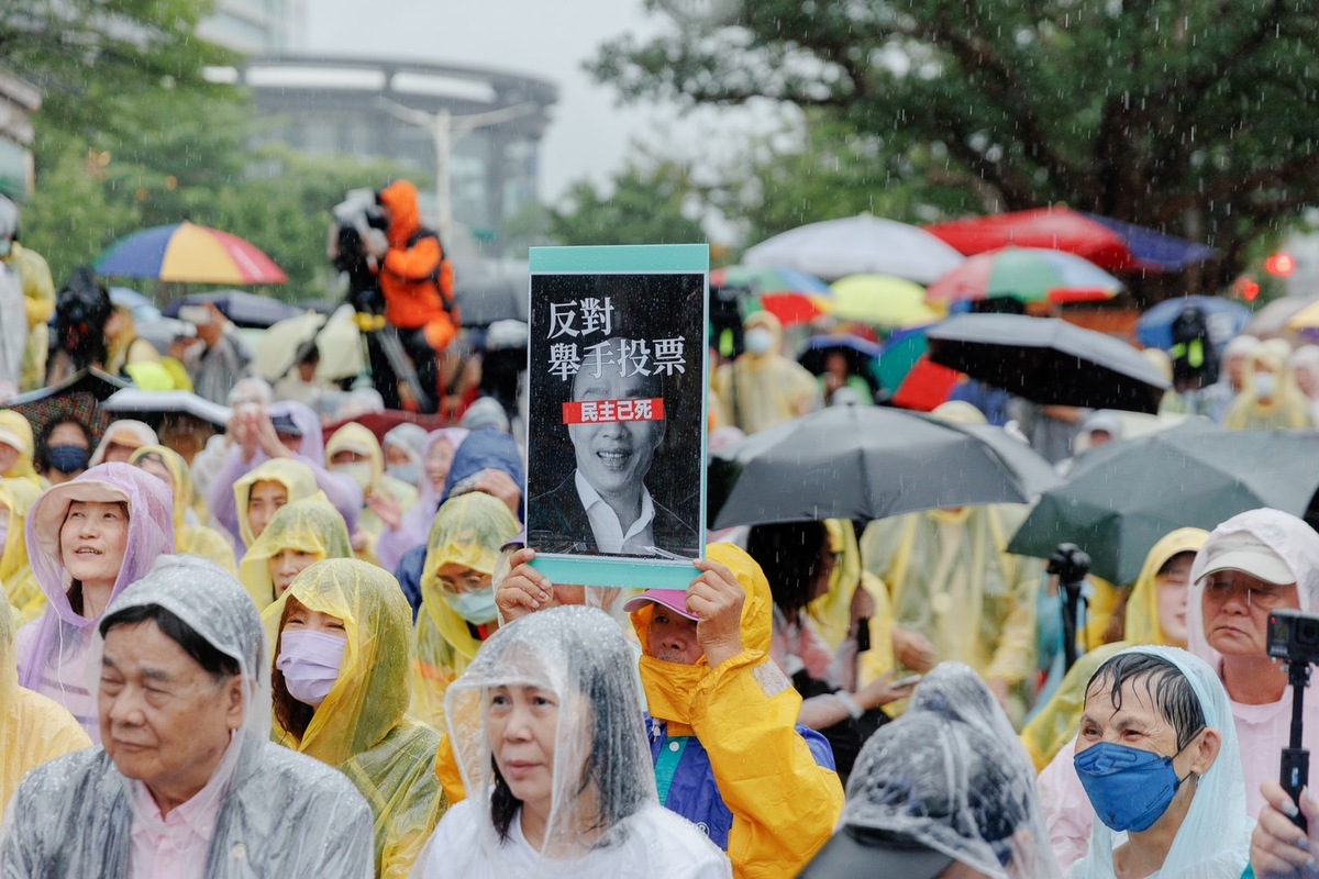 本周末「反濫權、護民主」街頭宣講在全國各地如火如荼展開，今（16）日下午民進黨秘書長林右昌率領多位台北市立委與在地黨公職，在台北市松山慈祐宮前廣場宣講。民進黨支持者不畏大雨支持反濫權、護民主。 圖:民進黨提供