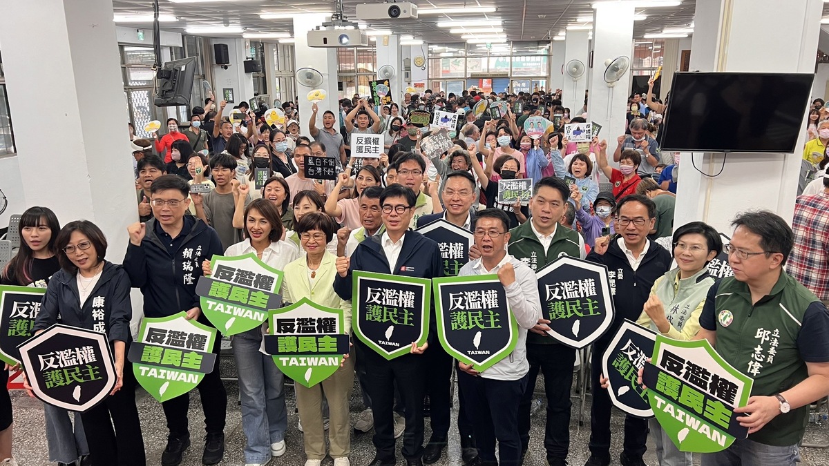 民進黨高雄市「反濫權、護民主！」座談會，陳其邁領軍立委宣傳。 圖：民進黨高雄市黨部/提供