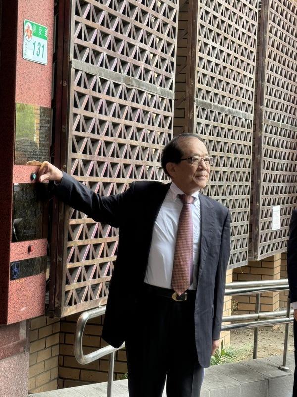 京華城公司董事長陳玉坤親赴台北地檢署按鈴提告游淑慧加重誹謗罪。 圖：京華城公司/提供