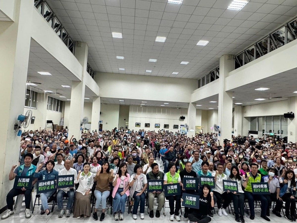 民進黨桃園市黨部16日晚間舉辦「反濫權 護民主」桃園場說明會，逾700位市民到場支持。 圖：取自民進黨桃園市黨部臉書