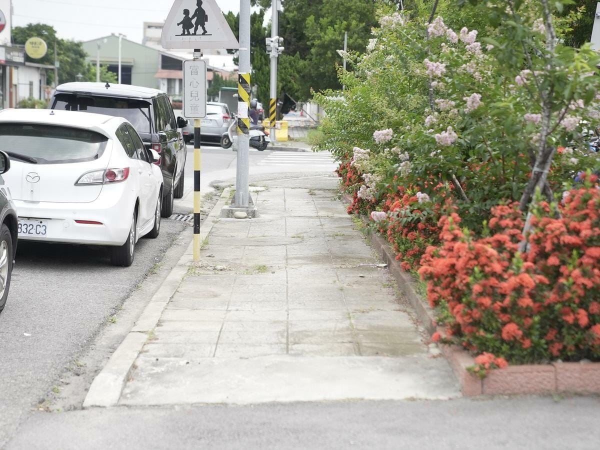 幼獅工業區週邊人行道路況很差，蔡其昌爭取3150萬元改善經費。 圖：蔡其昌服務處/提供