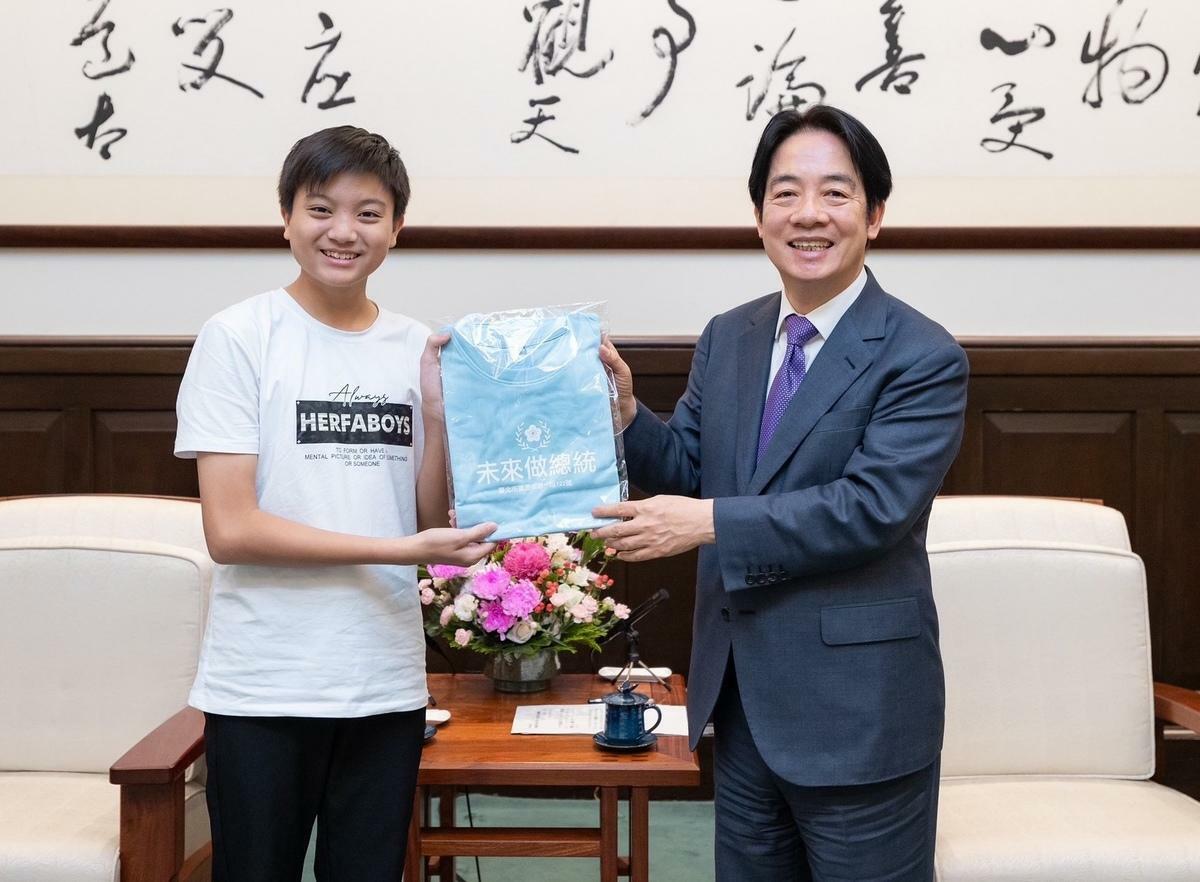總統賴清德接見母校萬里國中第一名畢業的許顥騰同學。 圖：總統府提供