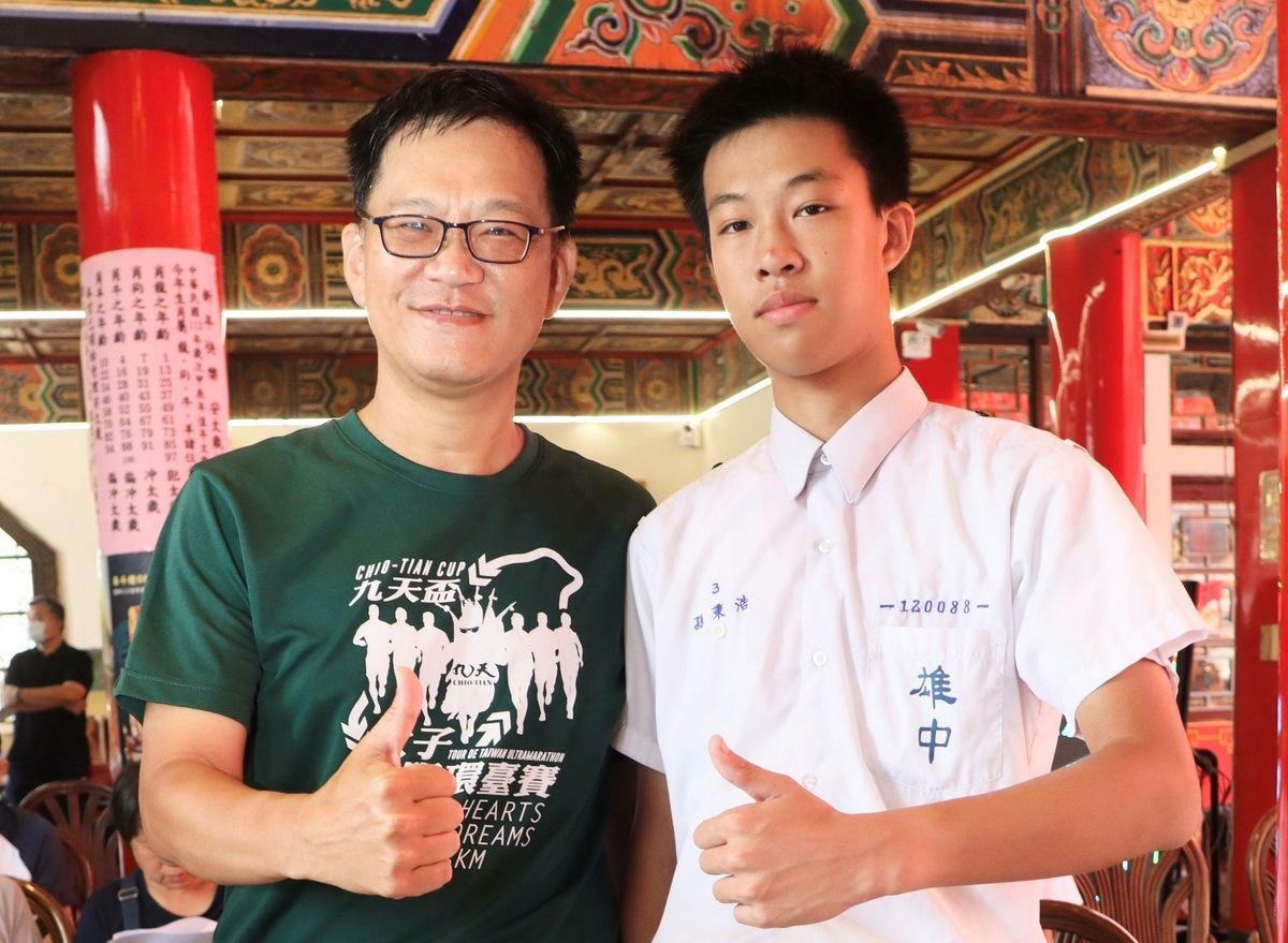 孫秉浩(右)與父親孫足承(左)一起挑戰環台做公益。 圖：高雄市教育局/提供
