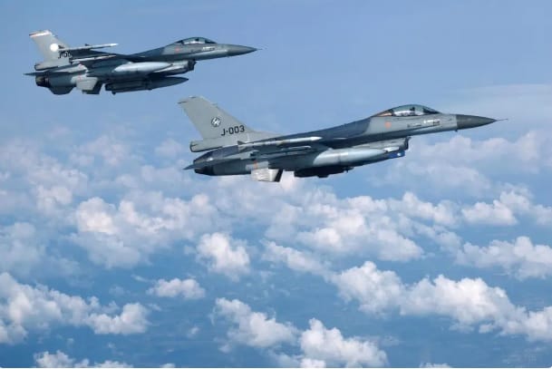 有外媒報導稱，首批援助烏克蘭的 F-16 戰鬥機，已經在當地時間 1 日順利抵達烏克蘭。（F-16示意圖） 圖：翻攝自雷姐的機械空間