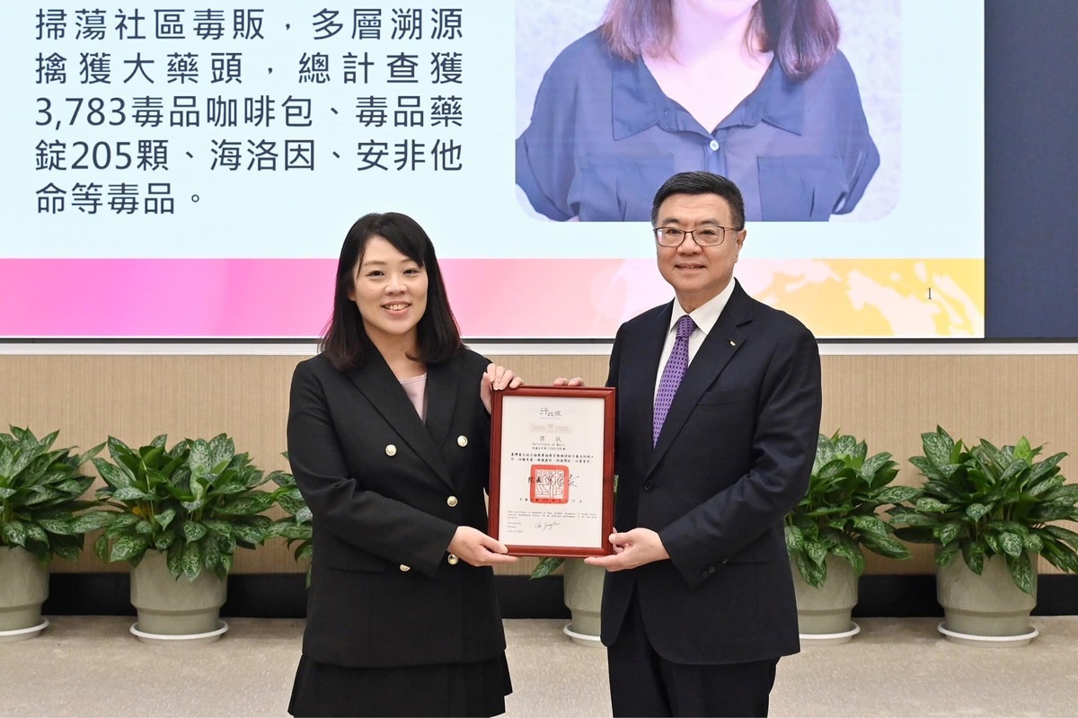 行政院長卓榮泰頒獎給掃毒有功人員。 圖：卓榮泰臉書