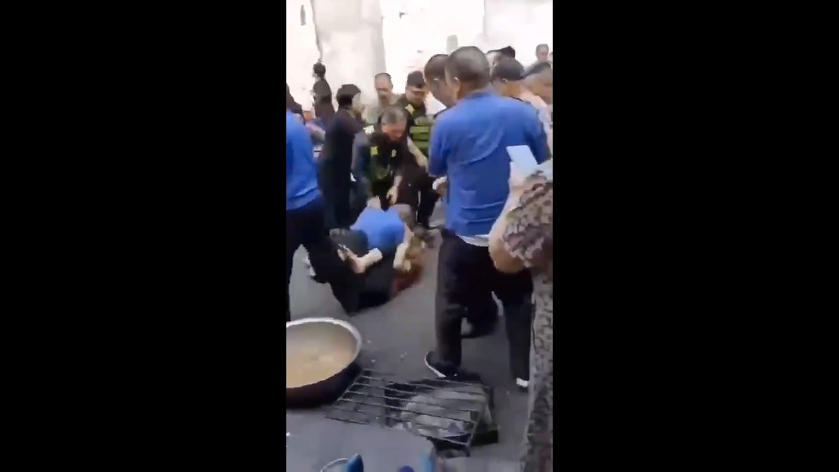 日前有湖南的商戶與城管爆發衝突，一位商戶被城管按壓在地，隨後遭到多位城管拳打腳踢。 圖：擷取自 @SoundOfHope_SOH X 分享影片