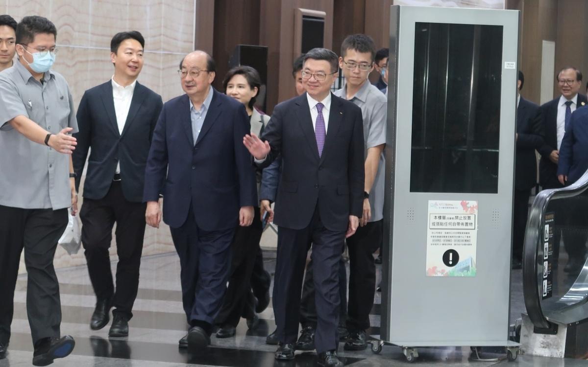 行政院長卓榮泰17日餐敘後與立院黨團總召柯建銘走出台大醫學院國際會議中心 圖：林朝億/攝