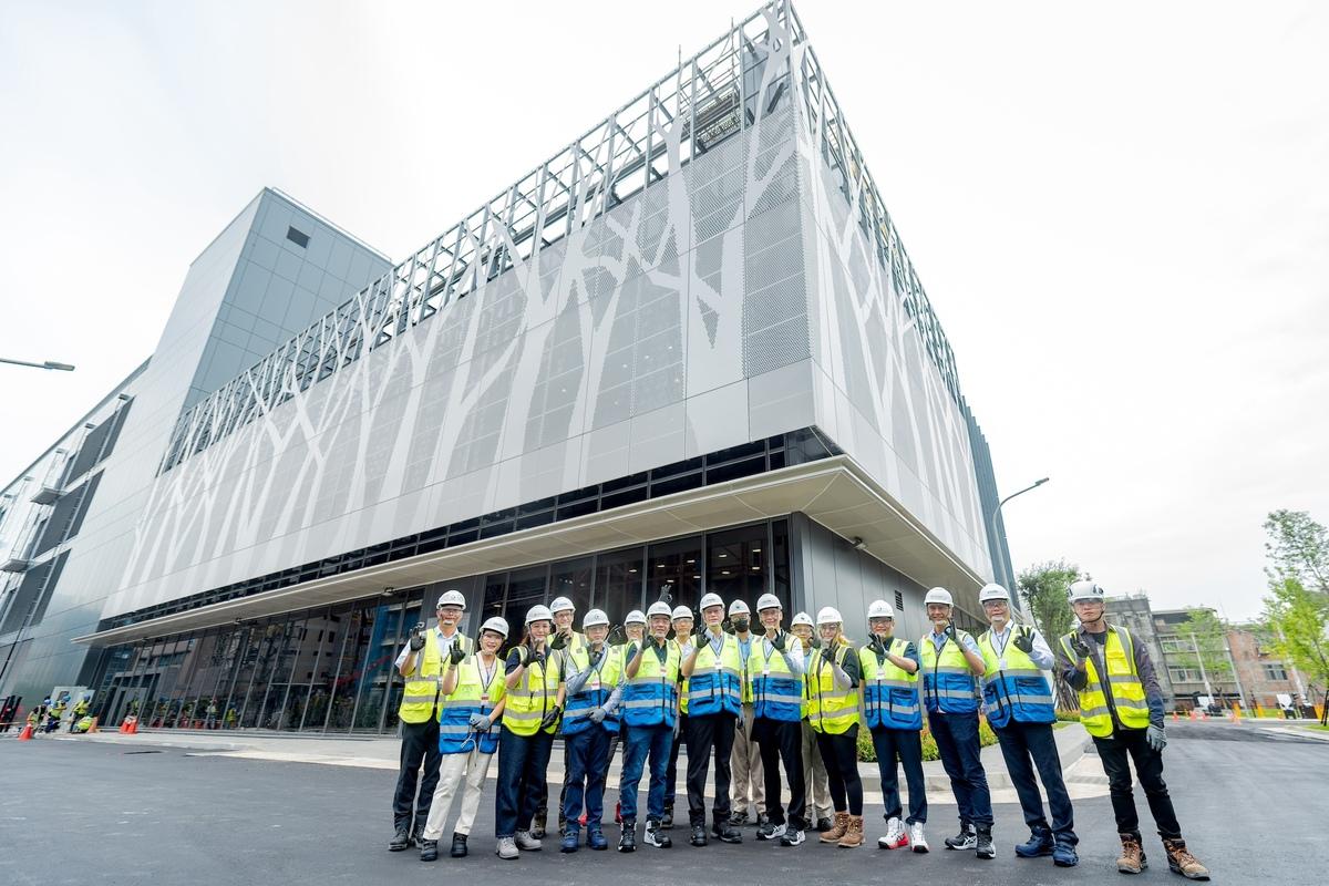 張善政率市府團隊前往微軟（Microsoft）資料中心視察工程建置進度。 圖：桃園市政府/提供