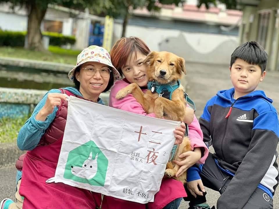 陳玉茹(左一)協助毛寶貝「浩浩」找到幸福的下一站。 圖：新北市動保處/提供