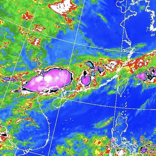 前中央氣象局長鄭明典曬出中國南方雲圖示警，橢圓形的紫色區塊，這樣的強對流系統稱為「中尺度對流複合體」，是一種降雨效率高，生命期長的致災性降雨系統。 圖：翻攝自鄭明典臉書