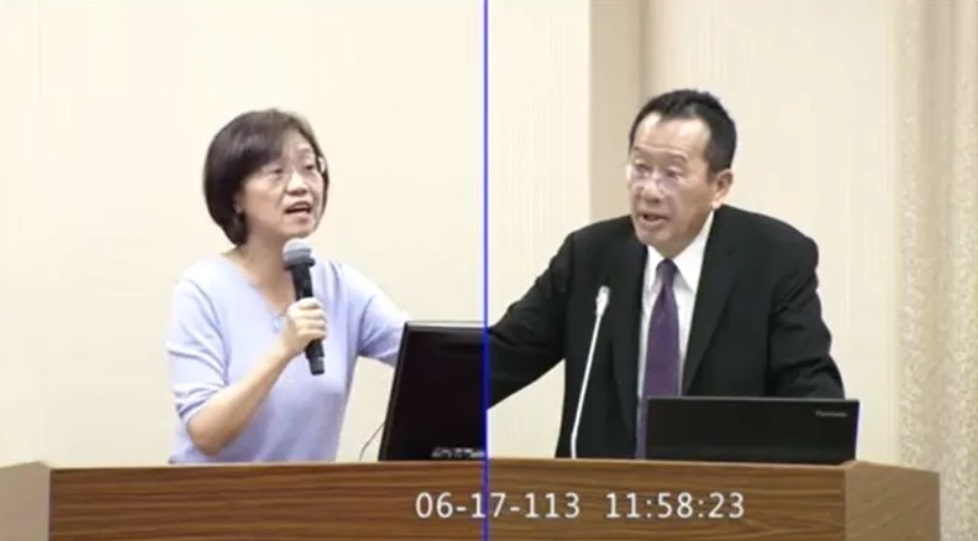 「比你大」的國民黨立委翁曉玲（左）與國防部長顧立雄（右）唇槍舌戰。 圖:翻攝立法院IVOD