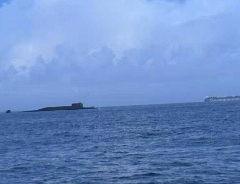 澎湖漁民18日清晨捕撈小管作業時，驚傳目擊中國潛艦浮出水面。 圖：翻攝「X」@Yucohanhan_ROC