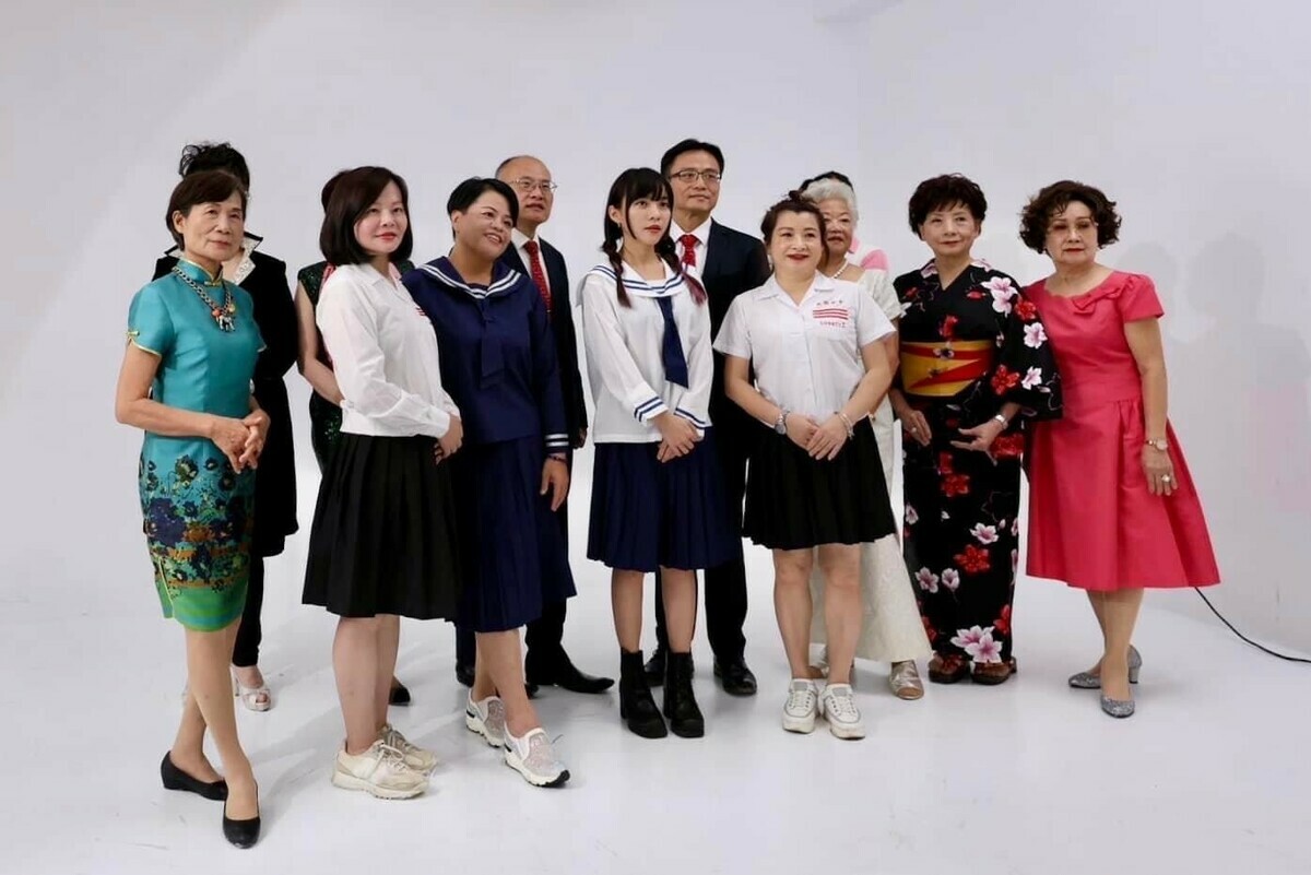 黃捷(中)穿懷舊雄女校服與學姊們合照。 圖：黃捷服務處/提供