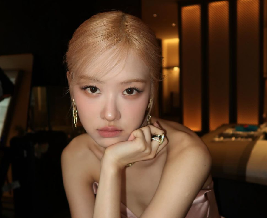 Rosé宣布跟由知名製作人Teddy創立的「THEBLACKLABEL」公司簽個人專屬合約，成為BIGBANG的太陽、演員朴寶劍等人的師妹。 圖：翻攝自Rosé IG