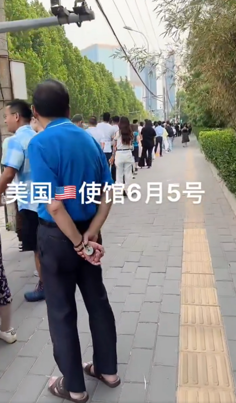 北京美國大使館門前有無數等待簽證的中國人。 圖：翻攝自海外爆料 X（前推特）帳號