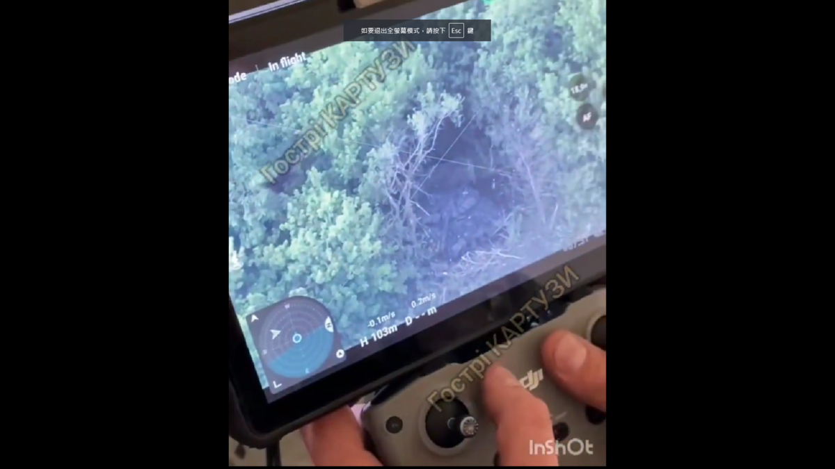 一名烏克蘭士兵操控著 FPV「神風特攻隊」無人機螢幕也擊毀了一輛俄羅斯坦克車。 圖 : 翻攝自影片