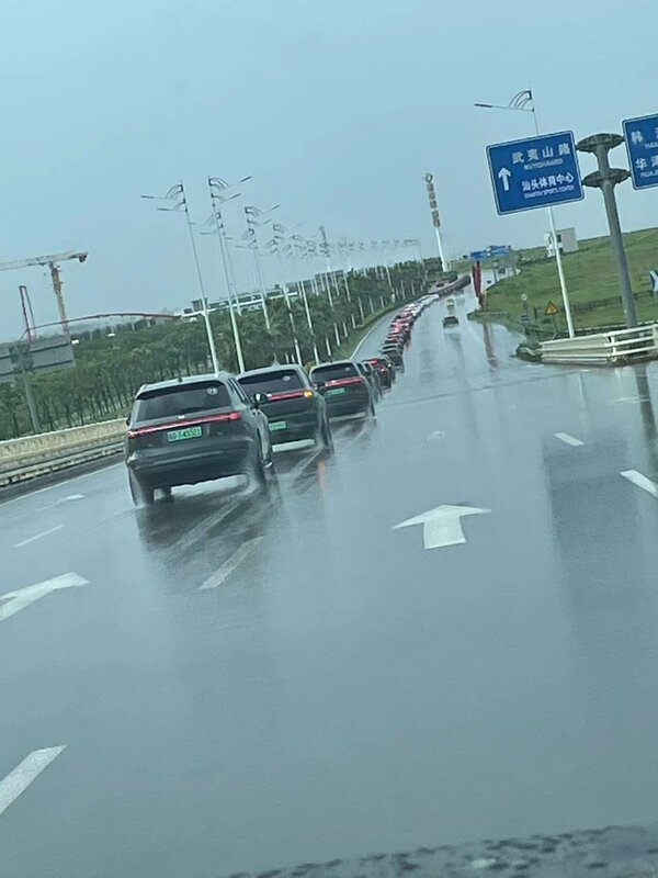 一群理想車主舉辦聚會，卻在高速公路上撞成一團。 圖：翻攝自 @yajunwwz X 帳號