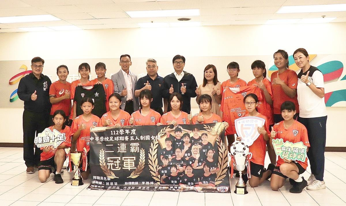 陳其邁(右六)公開表揚後勁國中女足隊。 圖：高雄市教育局/提供