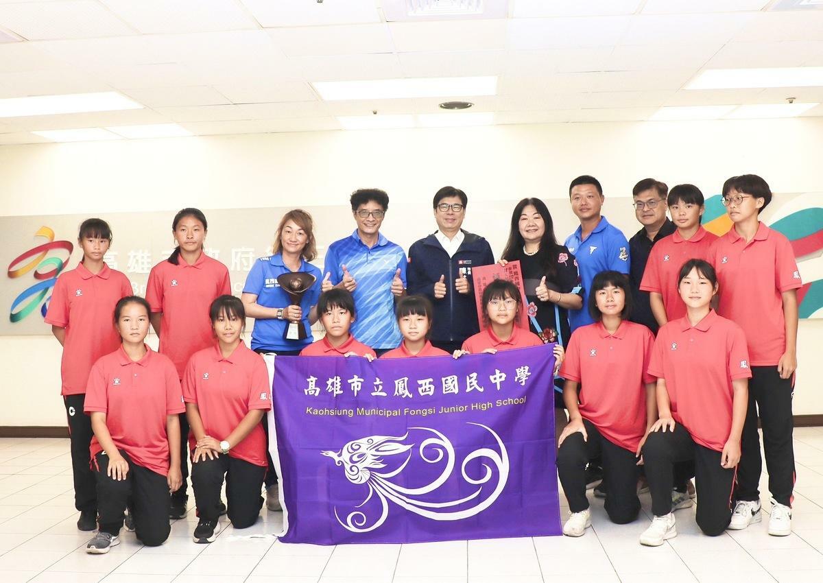 陳其邁(右六)公開表揚鳳西國中女足隊。 圖：高雄市教育局/提供