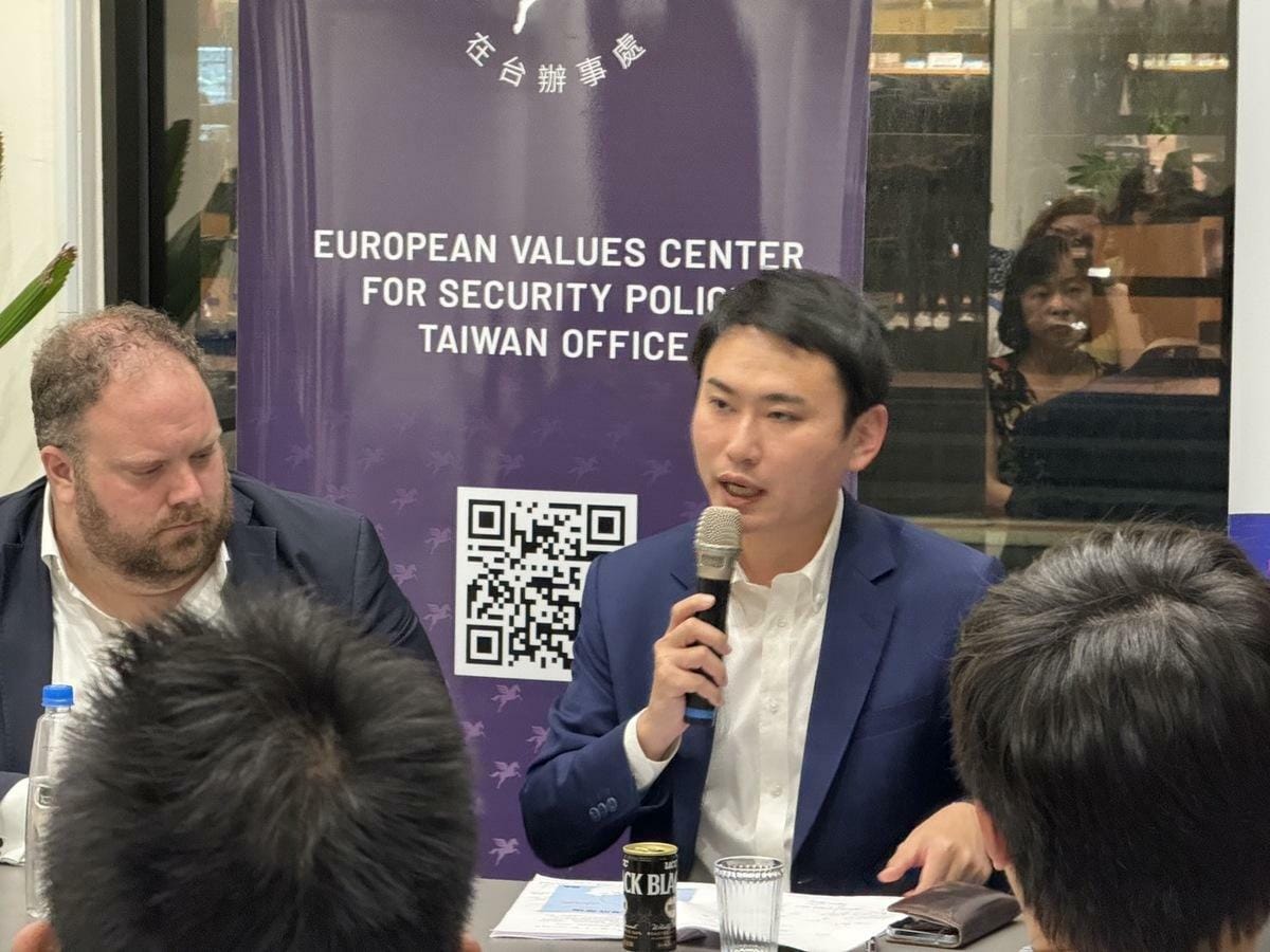 立委陳冠廷（右）向台灣和外籍專家學者、在台外交官、外媒等分享台灣基礎建設保護與公正轉型等政策觀點。 圖/陳冠廷辦公室提供